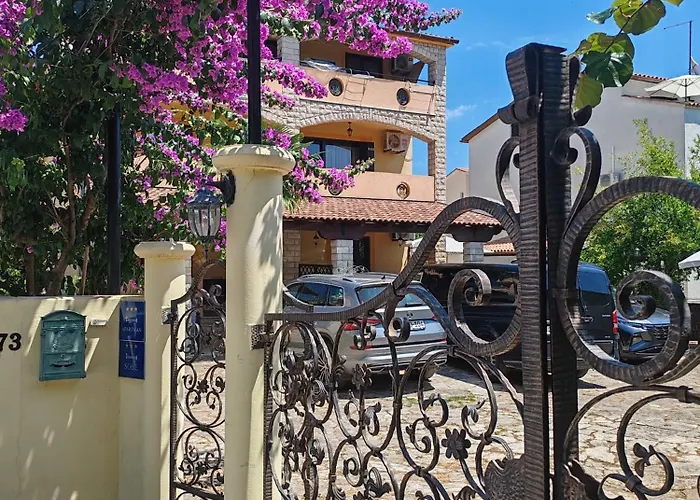 Gostinjska kuća Slim I Sobe 3*